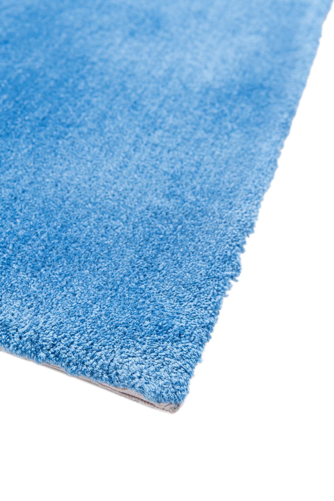 Rechteck Teppich Robotuft in Blau von Hadorn™ - Lifestyle Image