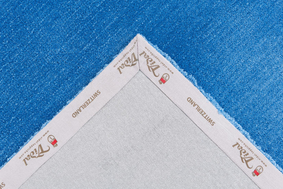 Rechteck Teppich Robotuft in Blau von Hadorn™ - Lifestyle Image