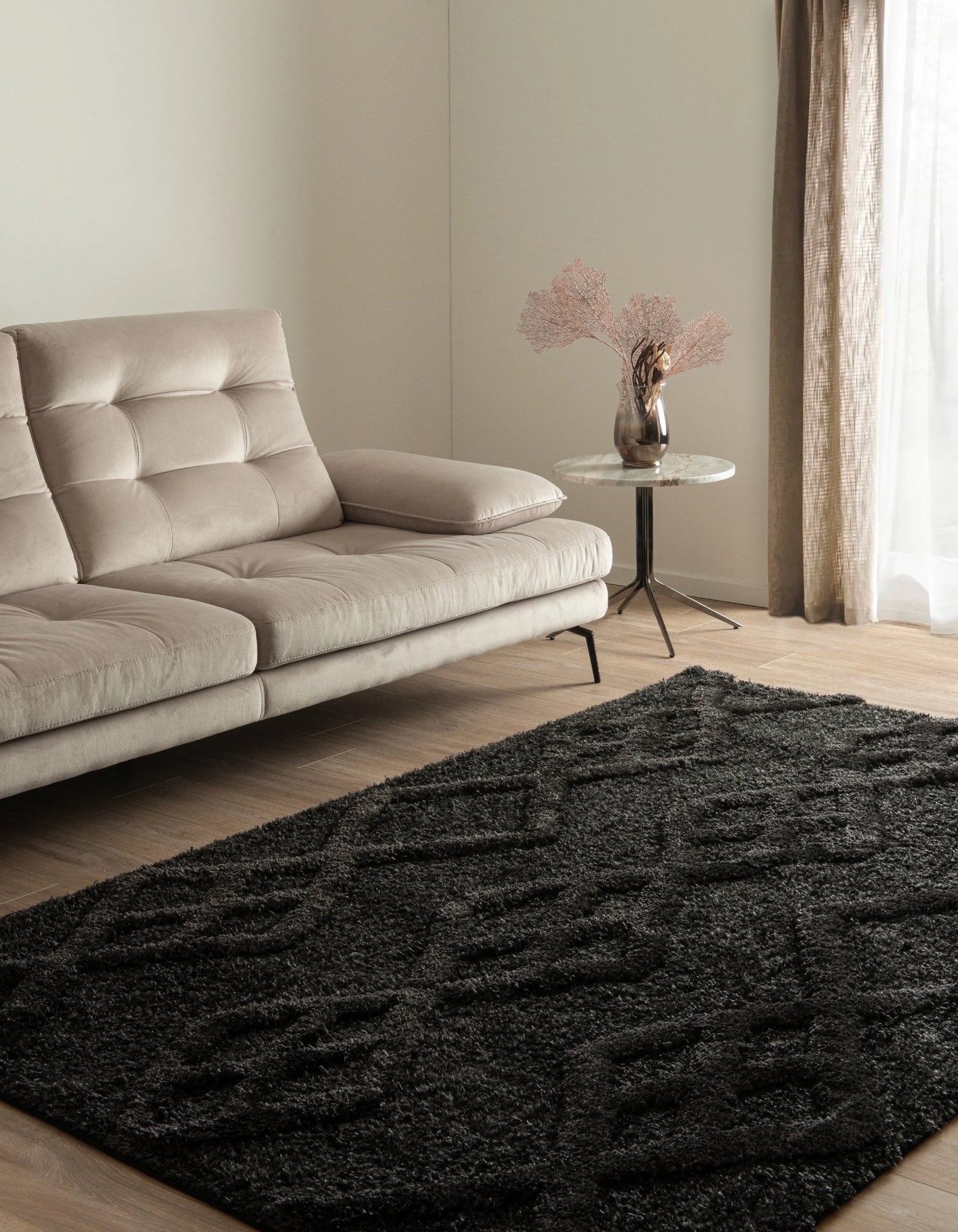 Rechteck Teppich Thun Tribus in Schwarz von Hadorn™ - Lifestyle Image