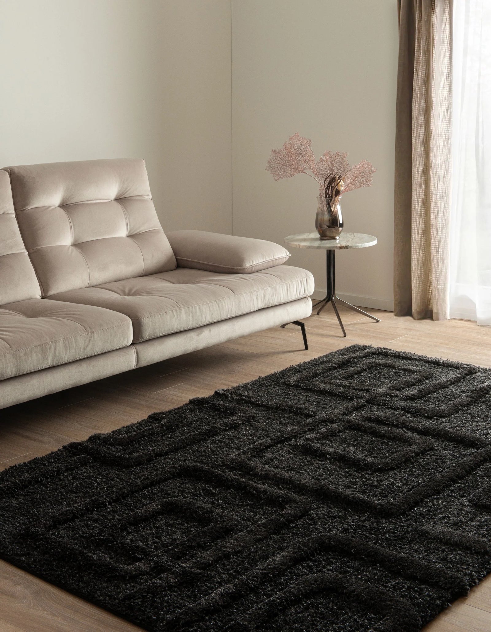 Rechteck Teppich Thun Artem in Schwarz von Hadorn™ - Lifestyle Image