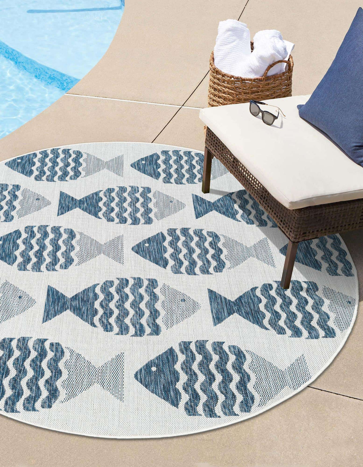 Rund Outdoor Teppich Tulum Outdoor in Marineblau von Hadorn™ - Lifestyle Image