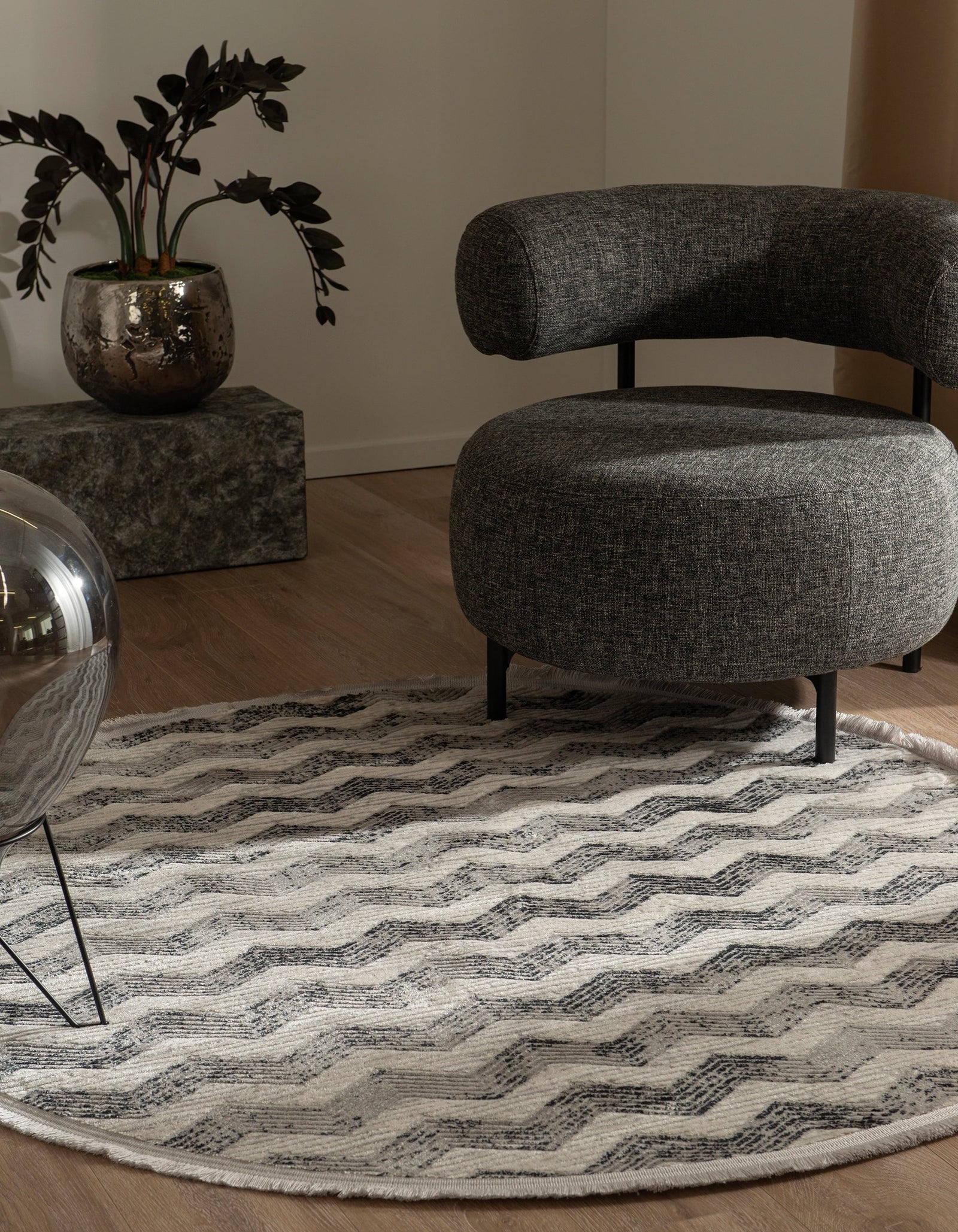 Rund Teppich Davos Grecian in Grau von Hadorn™ - Lifestyle Image