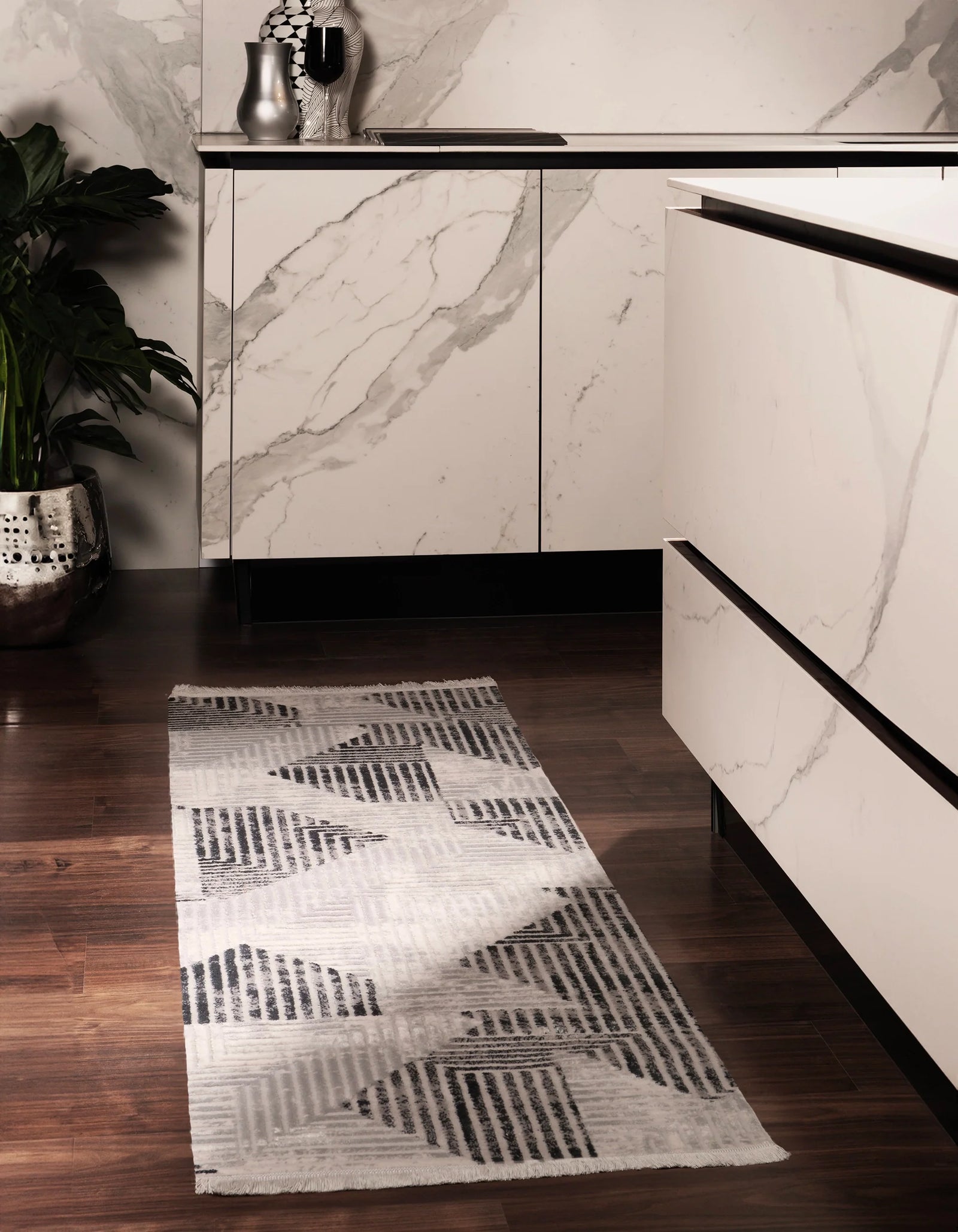 Läufer Teppich Davos Grecian in Grau von Hadorn™ - Lifestyle Image