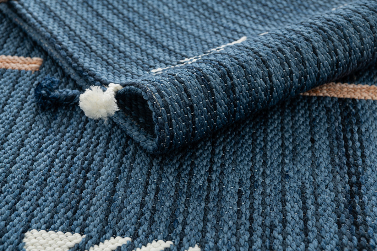 Rechteck Teppich Juniper Greka in Blau von Hadorn™ - Lifestyle Image