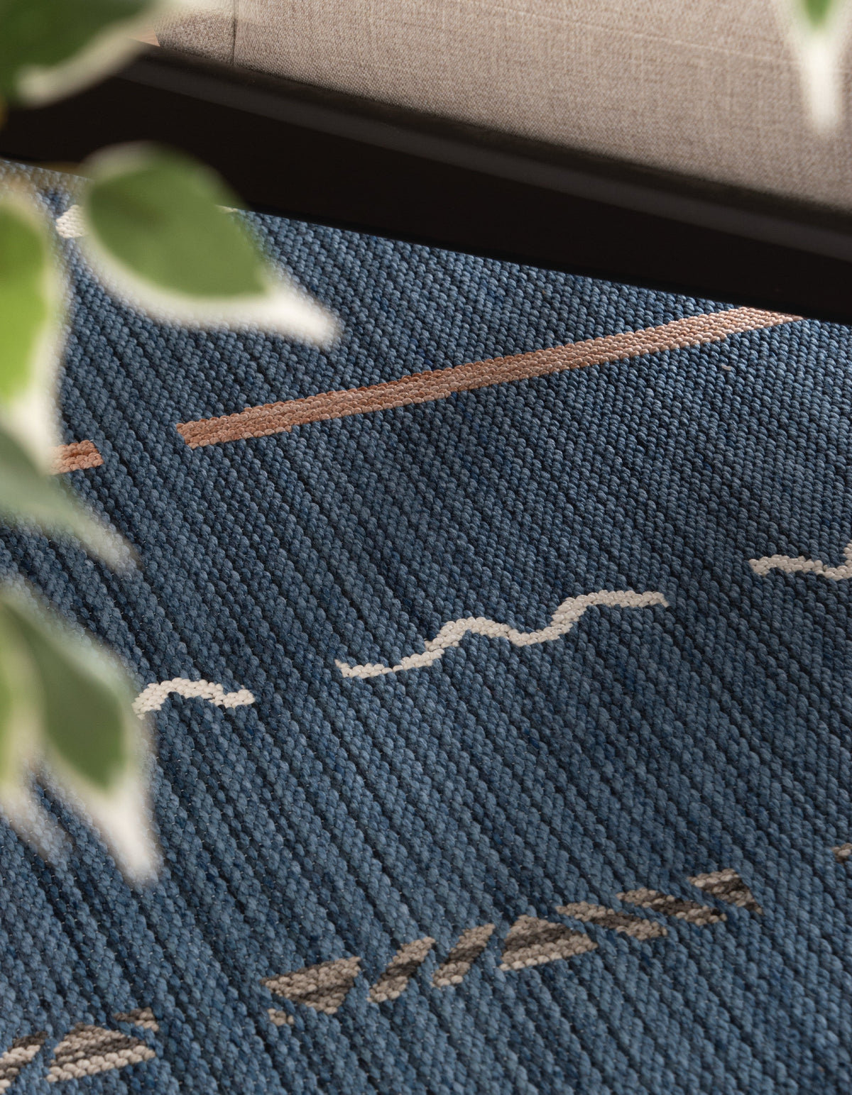 Rechteck Teppich Juniper Greka in Blau von Hadorn™ - Lifestyle Image