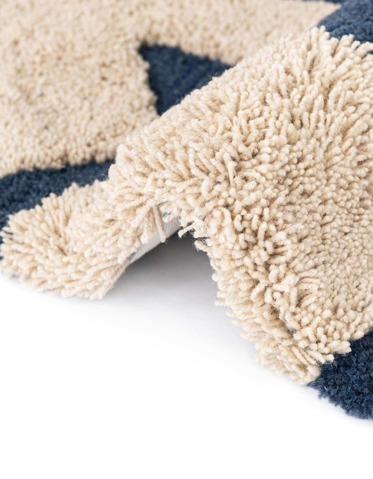 Quadratisch Teppich AI Handgetuftet in Marineblau und Elfenbein von Hadorn™ - Lifestyle Image