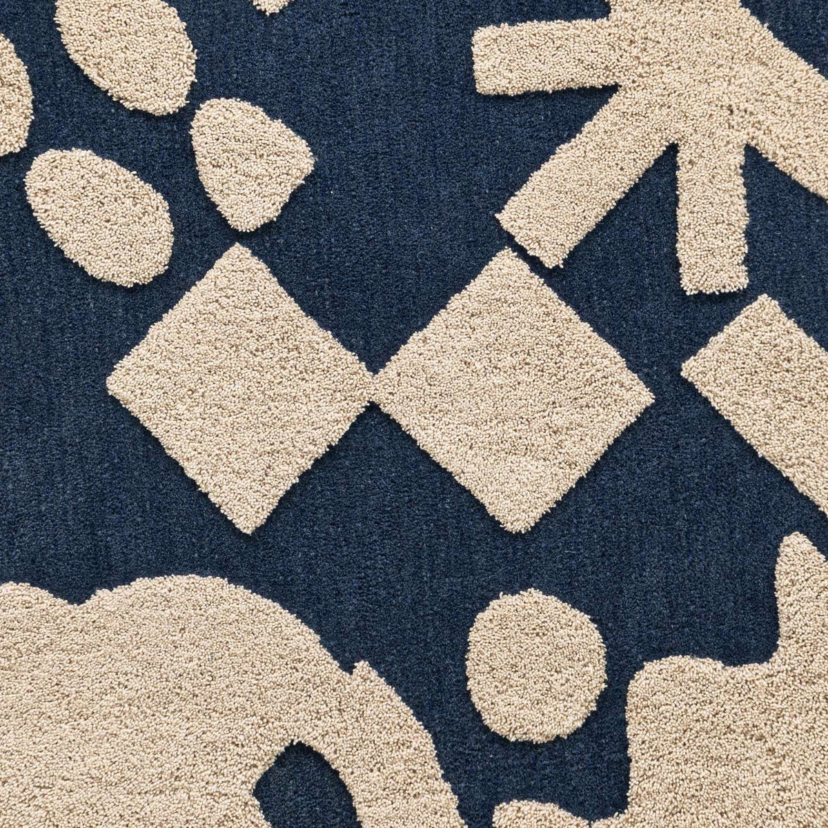 Quadratisch Teppich AI Handgetuftet in Marineblau und Elfenbein von Hadorn™ - Lifestyle Image
