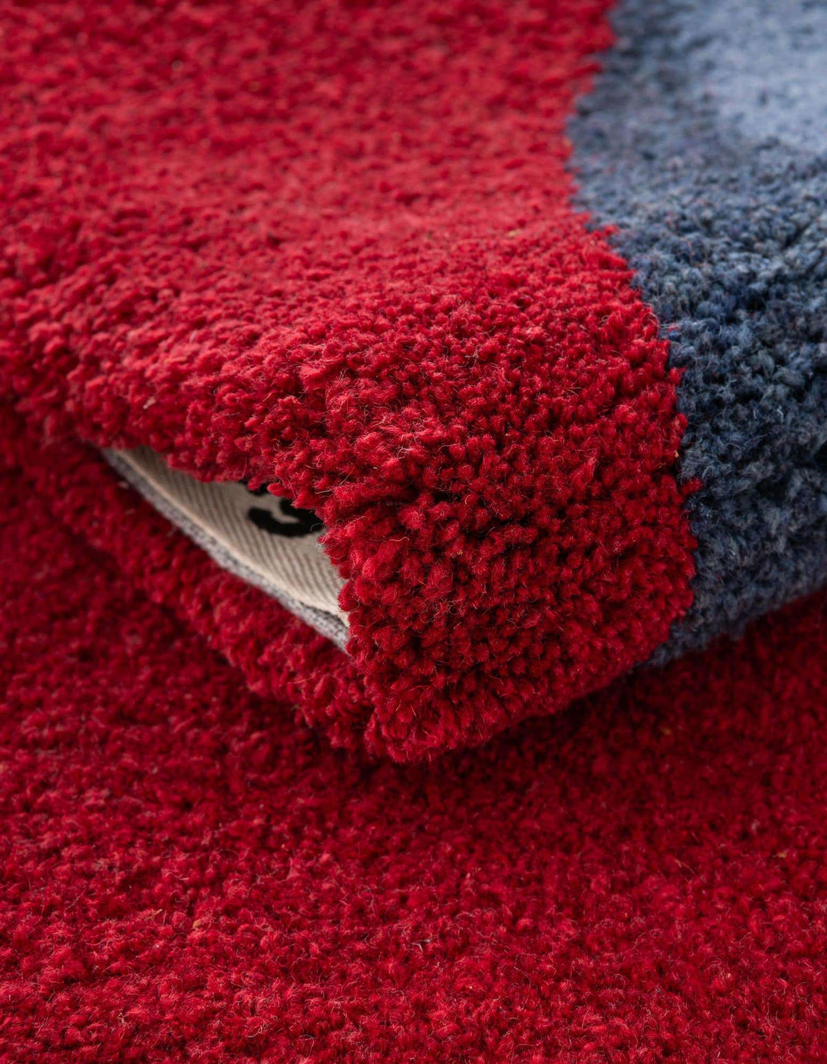 Quadratisch Teppich AI Handgetuftet in Blau und Rot von Hadorn™ - Lifestyle Image