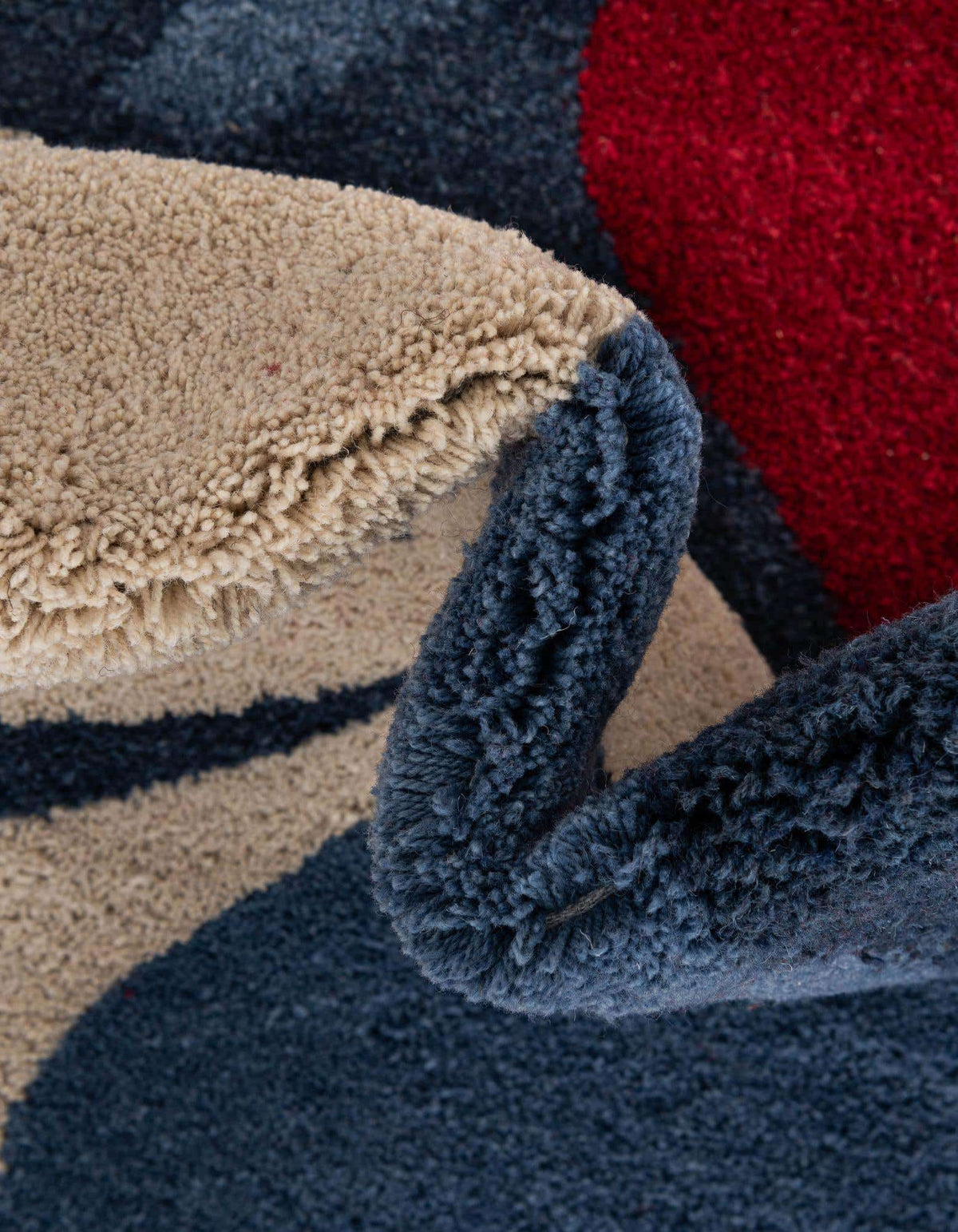 Quadratisch Teppich AI Handgetuftet in Blau und Rot von Hadorn™ - Lifestyle Image