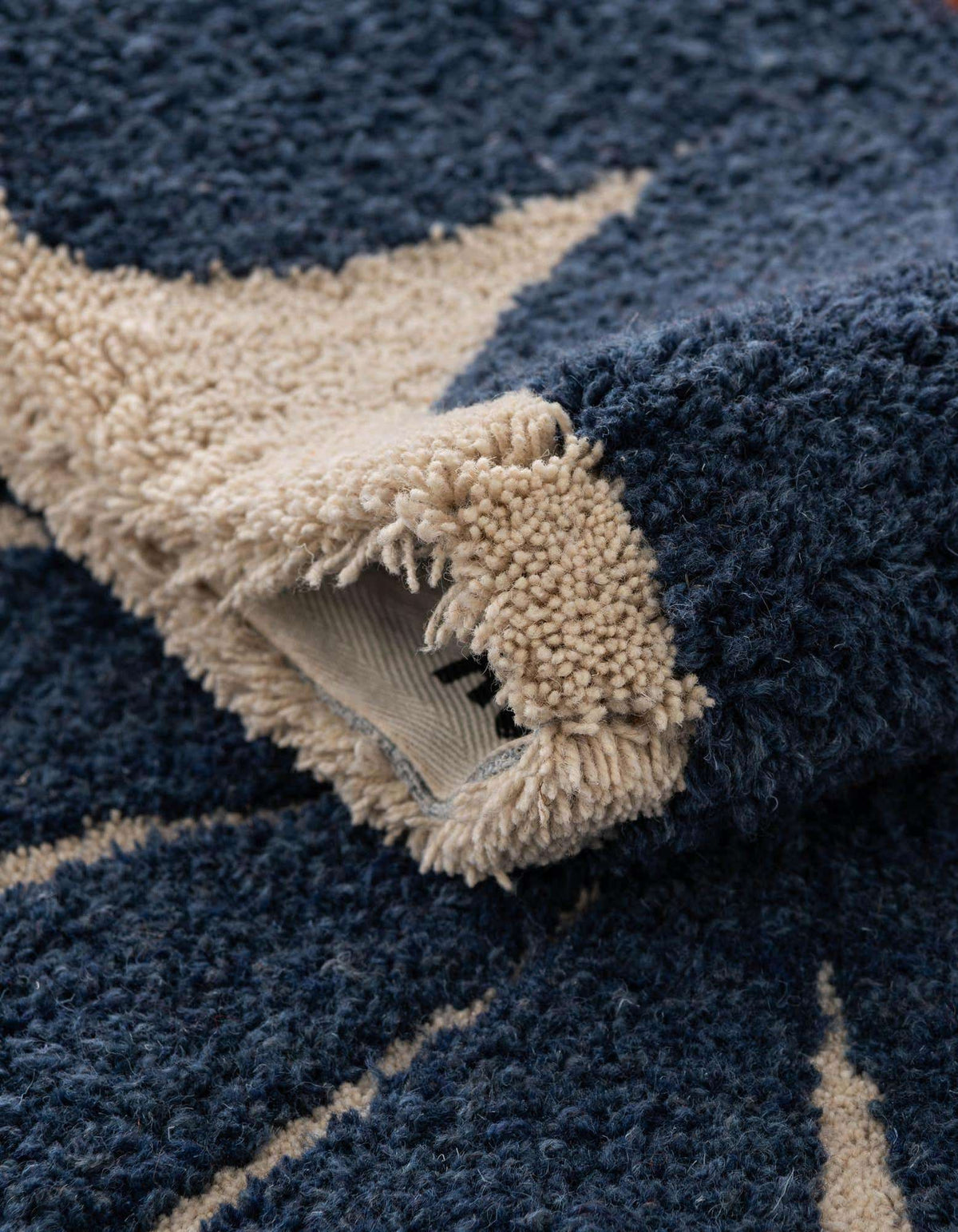 Quadratisch Teppich AI Handgetuftet in Marineblau und Elfenbein von Hadorn™ - Lifestyle Image