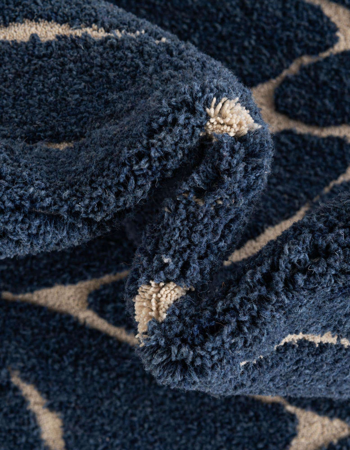 Quadratisch Teppich AI Handgetuftet in Marineblau und Elfenbein von Hadorn™ - Lifestyle Image