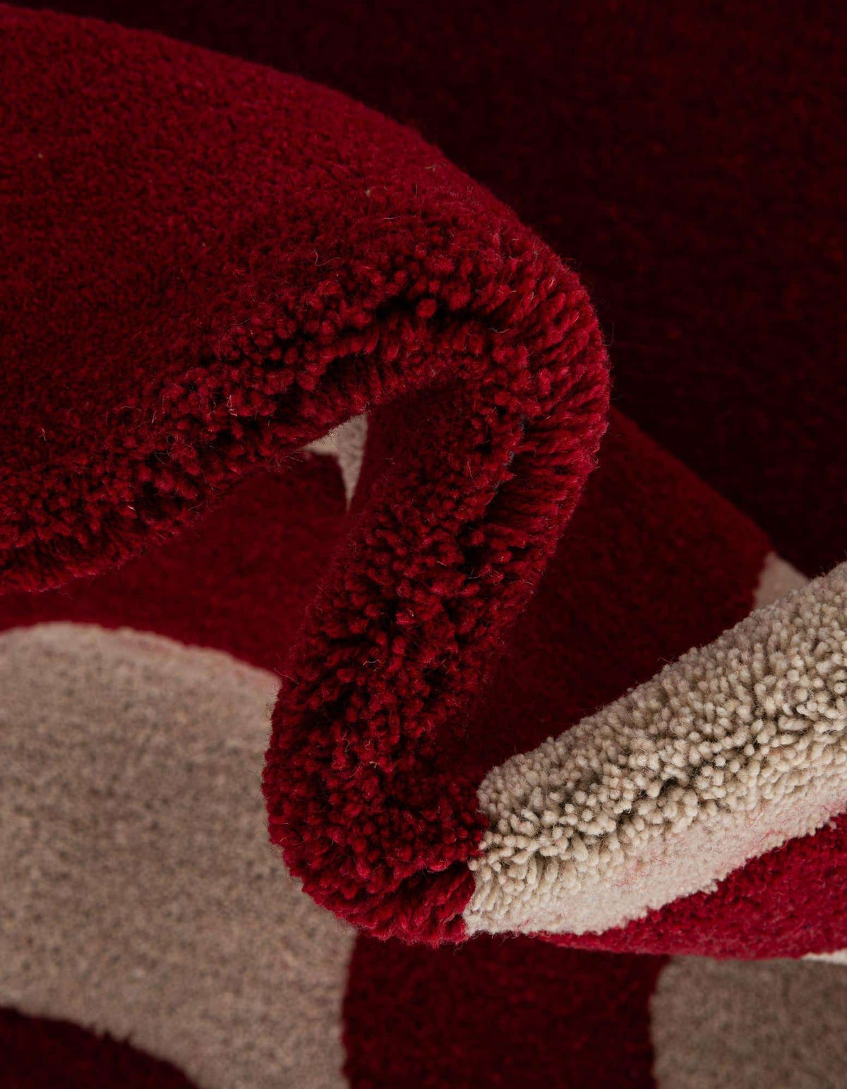 Läufer Teppich AI Handgetuftet in Rot von Hadorn™ - Lifestyle Image