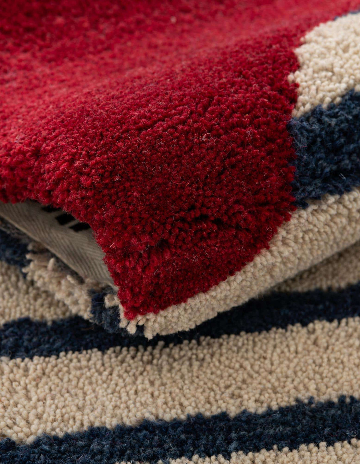 Rechteck Teppich AI Handgetuftet in Elfenbein und Rot von Hadorn™ - Lifestyle Image