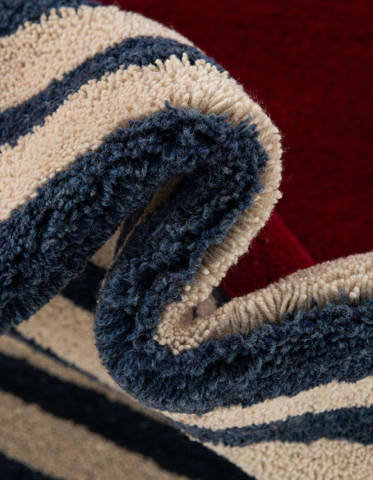 Quadratisch Teppich AI Handgetuftet in Elfenbein und Rot von Hadorn™ - Lifestyle Image