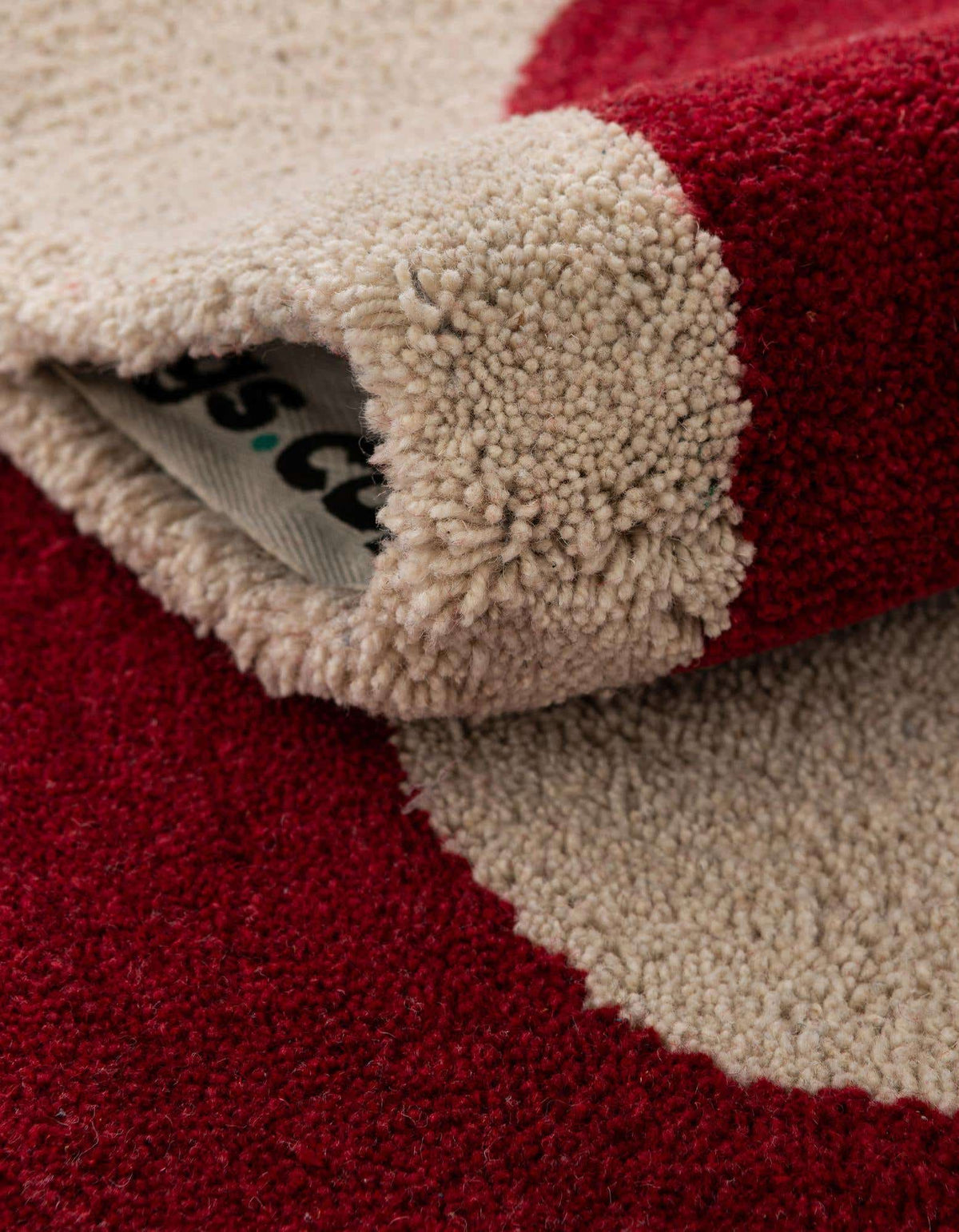 Rechteck Teppich AI Handgetuftet in Elfenbein und Rot von Hadorn™ - Lifestyle Image