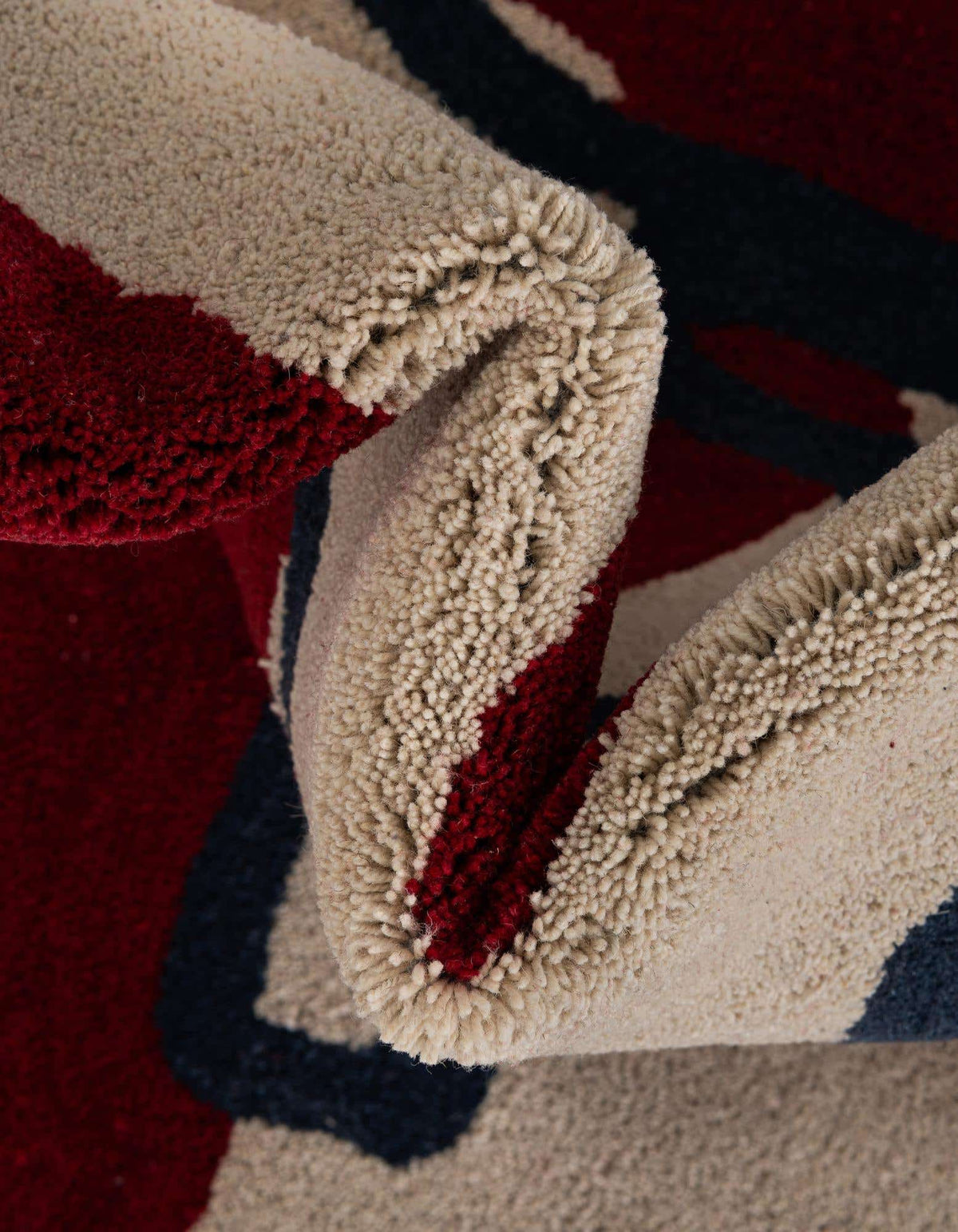 Quadratisch Teppich AI Handgetuftet in Elfenbein und Rot von Hadorn™ - Lifestyle Image
