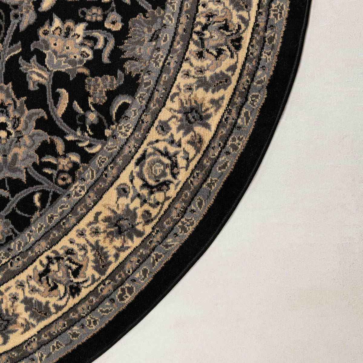 Rund Teppich Kashan Design in Schwarz von Hadorn™ - Lifestyle Image