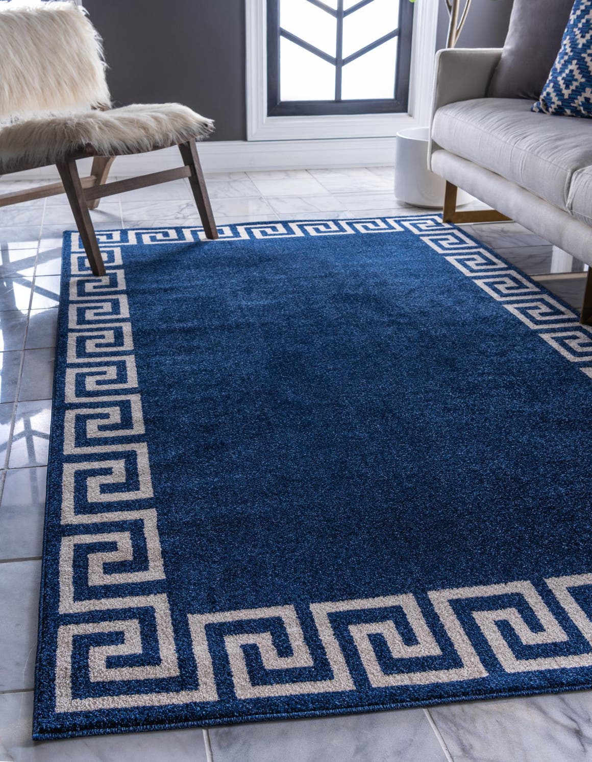 Rechteck Teppich Greek Key in Blau von Hadorn™ - Lifestyle Image