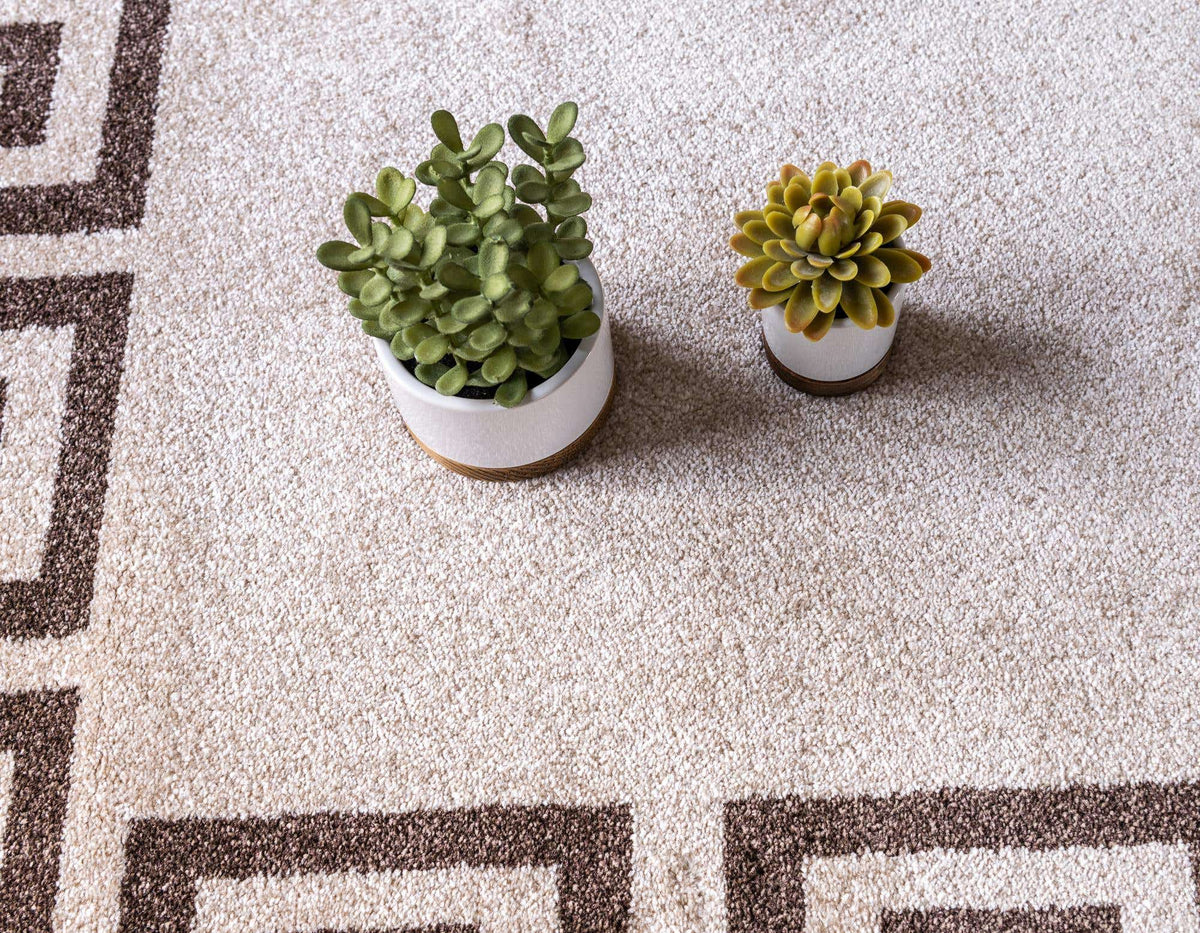 Rechteck Teppich Greek Key in Beige und Braun von Hadorn™ - Lifestyle Image