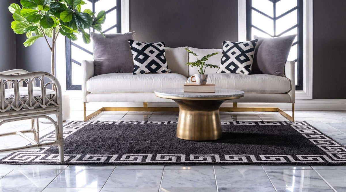 Rechteck Teppich Greek Key in Dunkelgrau von Hadorn™ - Lifestyle Image