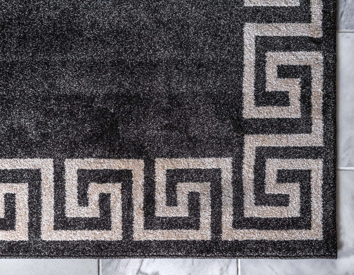 Rechteck Teppich Greek Key in Dunkelgrau von Hadorn™ - Lifestyle Image