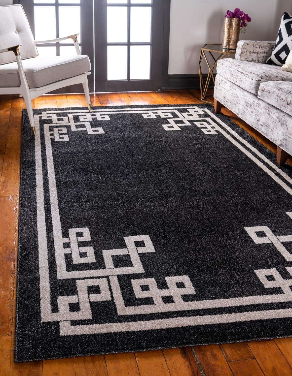 Rechteck Teppich Greek Key in Schwarz von Hadorn™ - Lifestyle Image