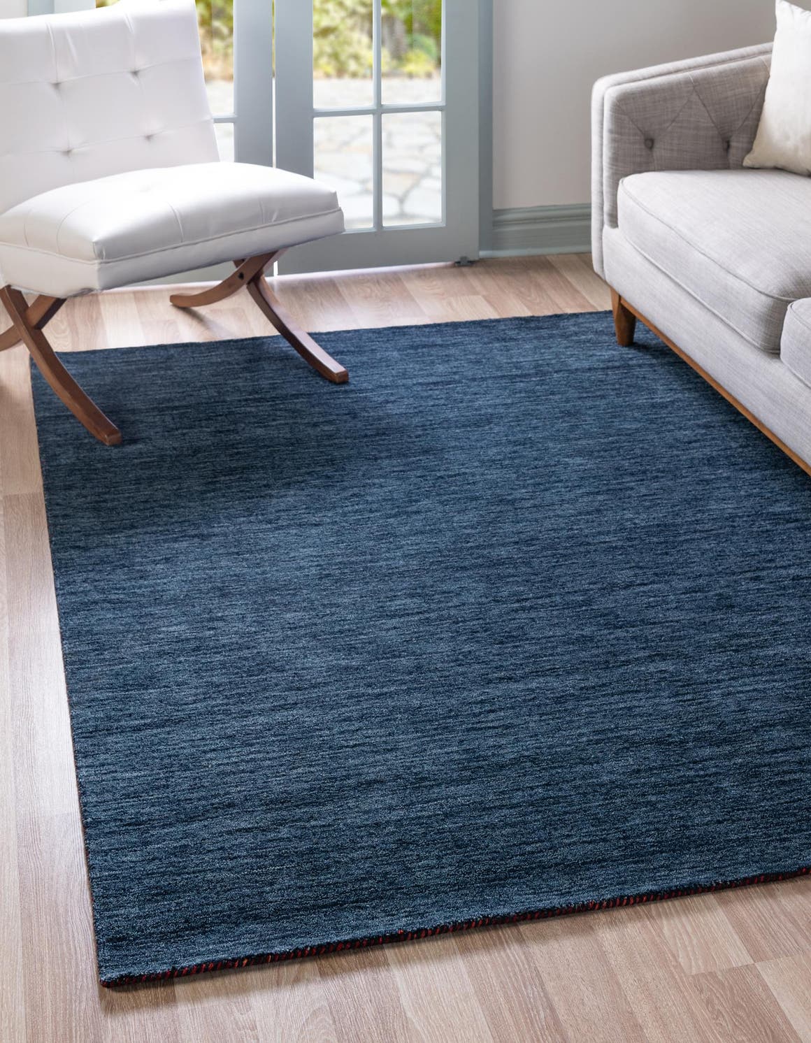 Wolle Teppich Solid Gabbeh in Marineblau von Hadorn™ - Lifestyle Image