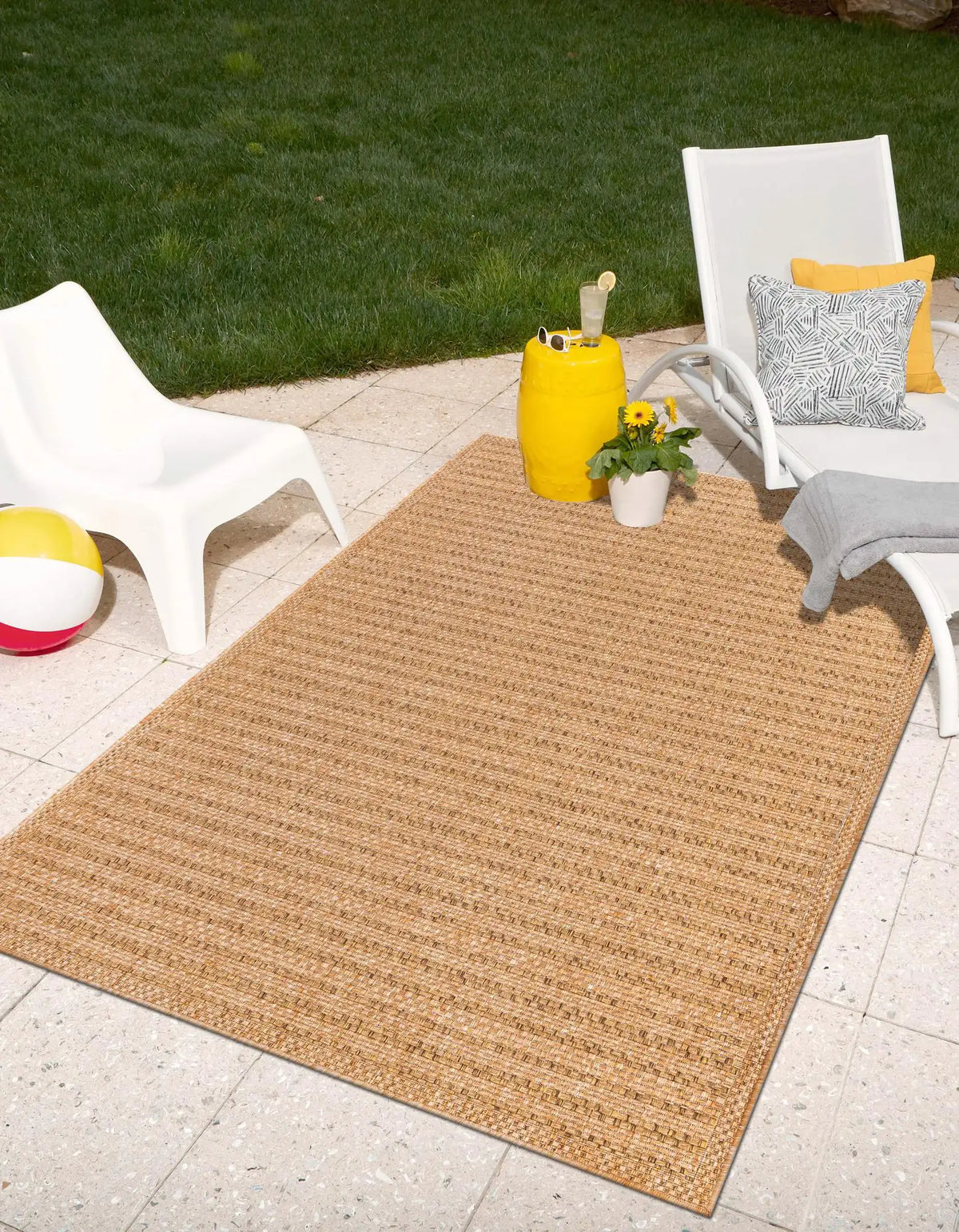 Rechteck Outdoor Teppich Outdoor Border in Hellbraun von Hadorn™ - Lifestyle Image