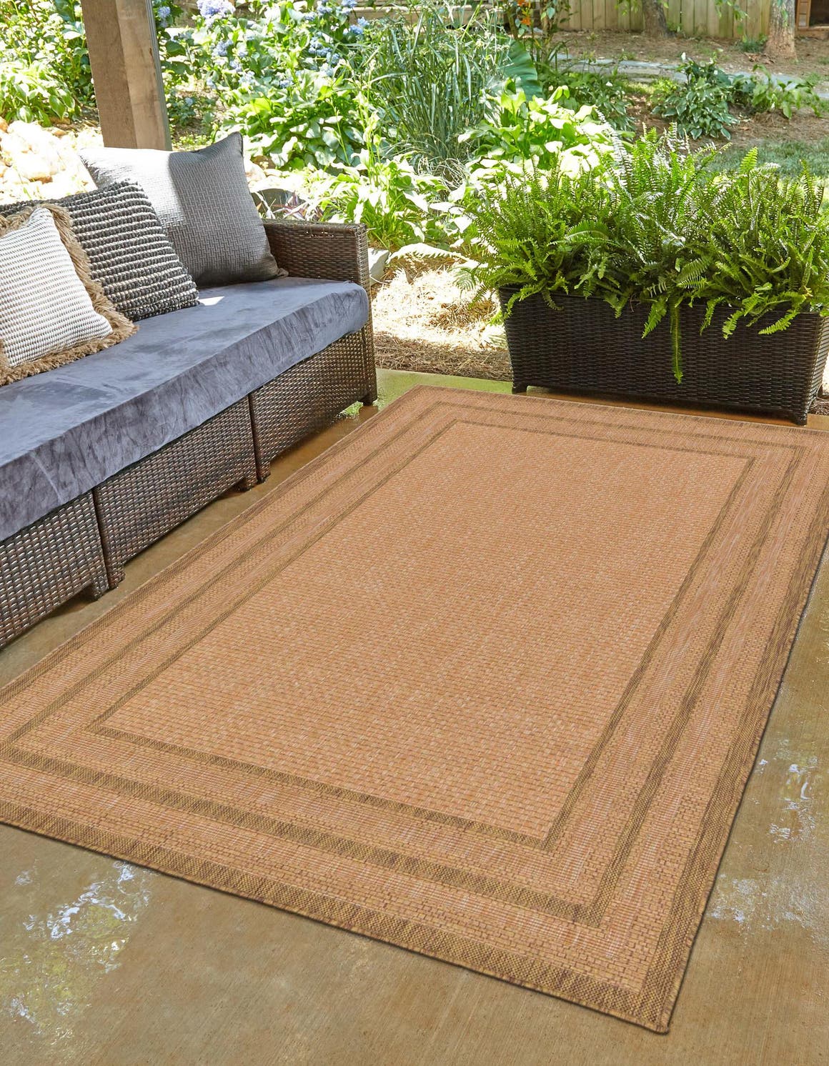 Rechteck Outdoor Teppich Outdoor Border in Tan von Hadorn™ - Lifestyle Image