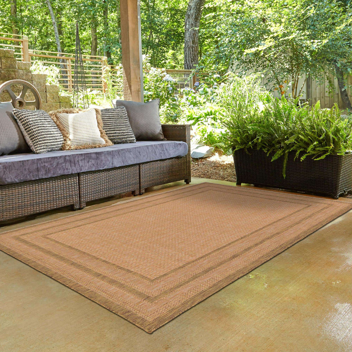 Rechteck Outdoor Teppich Outdoor Border in Tan von Hadorn™ - Lifestyle Image