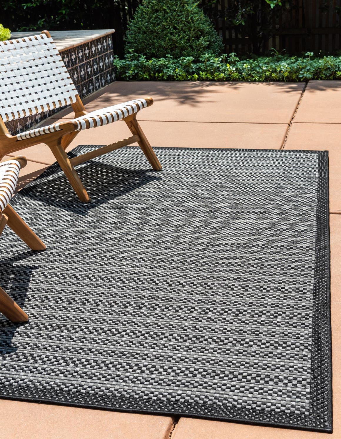 Rechteck Outdoor Teppich Outdoor Border in Grau von Hadorn™ - Lifestyle Image
