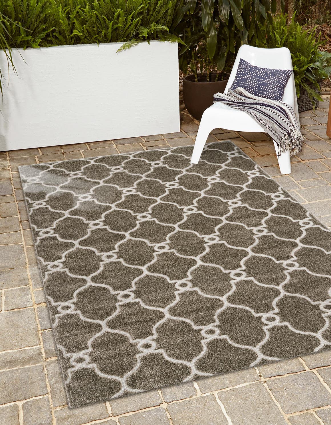 Rechteck Outdoor Teppich Outdoor Trellis in Grau von Hadorn™ - Lifestyle Image