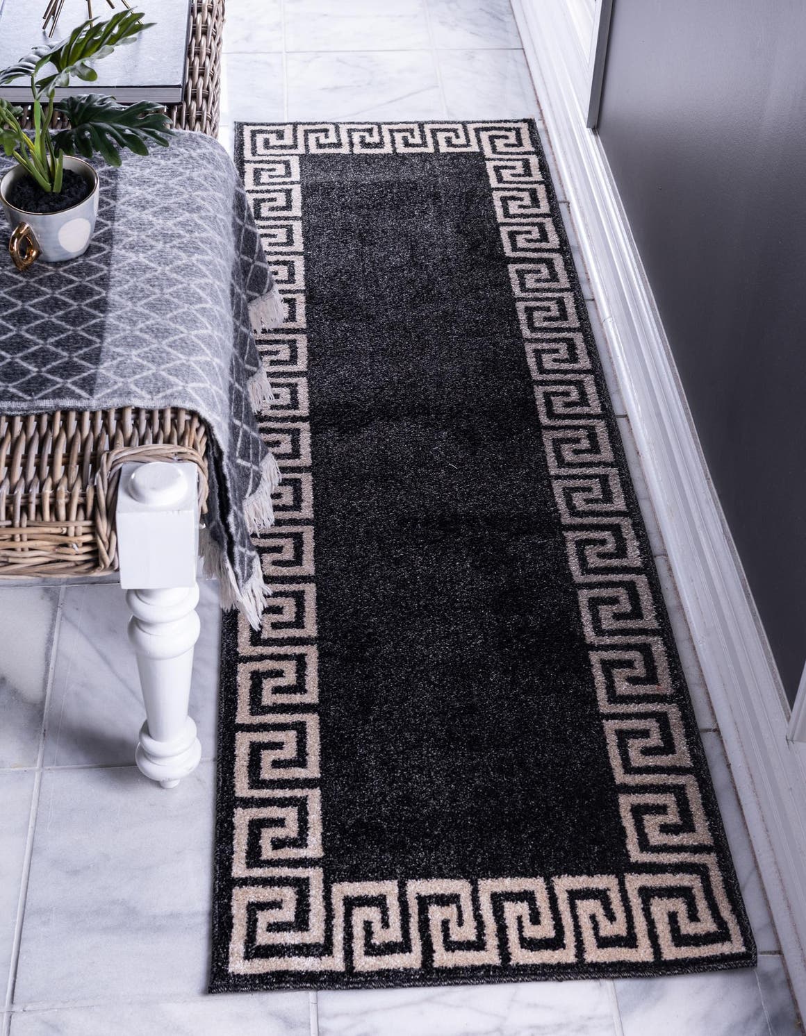 Läufer Teppich Greek Key in Dunkelgrau von Hadorn™ - Lifestyle Image