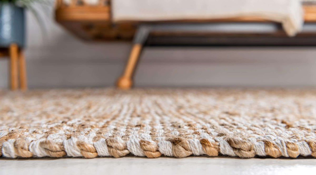 Rechteck Teppich Braided Jute in Natürlich von Hadorn™ - Lifestyle Image