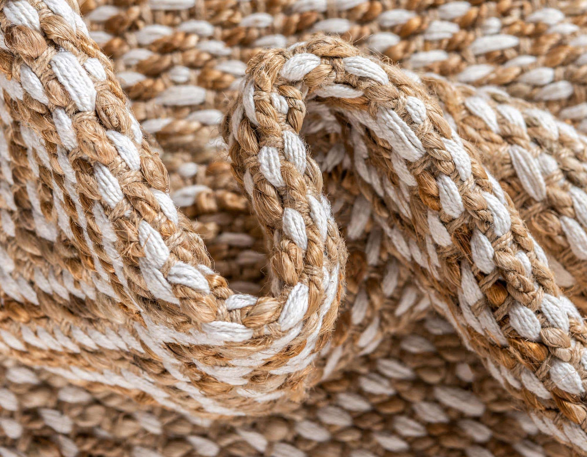 Rechteck Teppich Braided Jute in Natürlich von Hadorn™ - Lifestyle Image