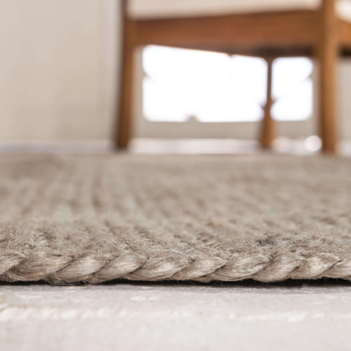 Rechteck Teppich Braided Jute in Grau von Hadorn™ - Lifestyle Image