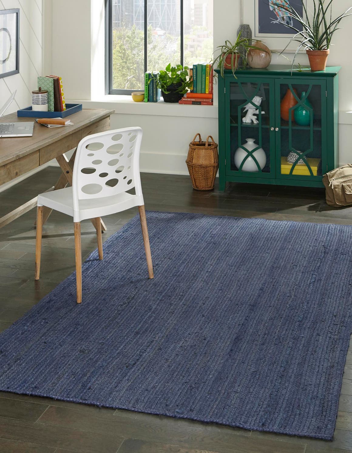 Rechteck Handgeflochten Teppich Braided Jute in Marineblau von Hadorn™ - Lifestyle Image