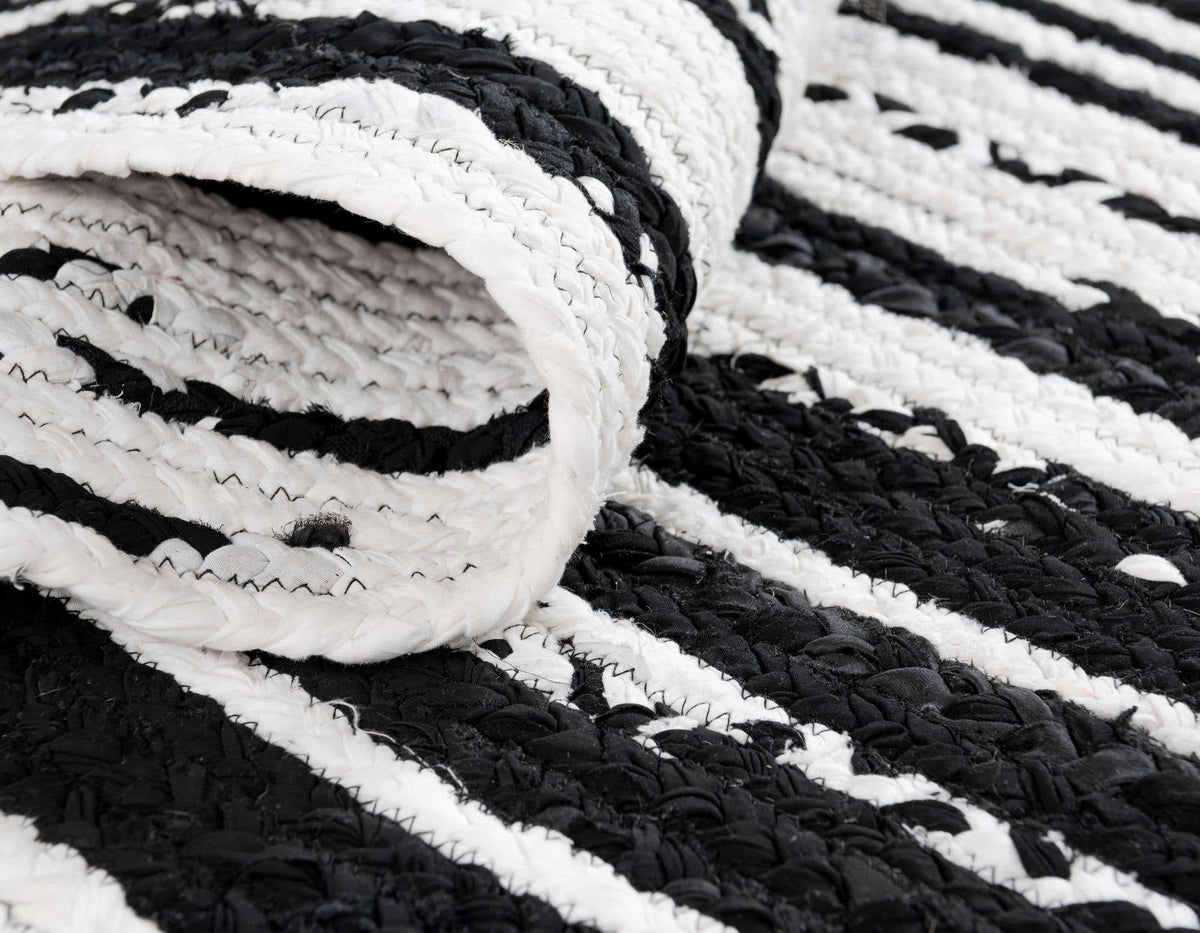 Rund Teppich Braided Chindi in Schwarz und Weiss von Hadorn™ - Lifestyle Image