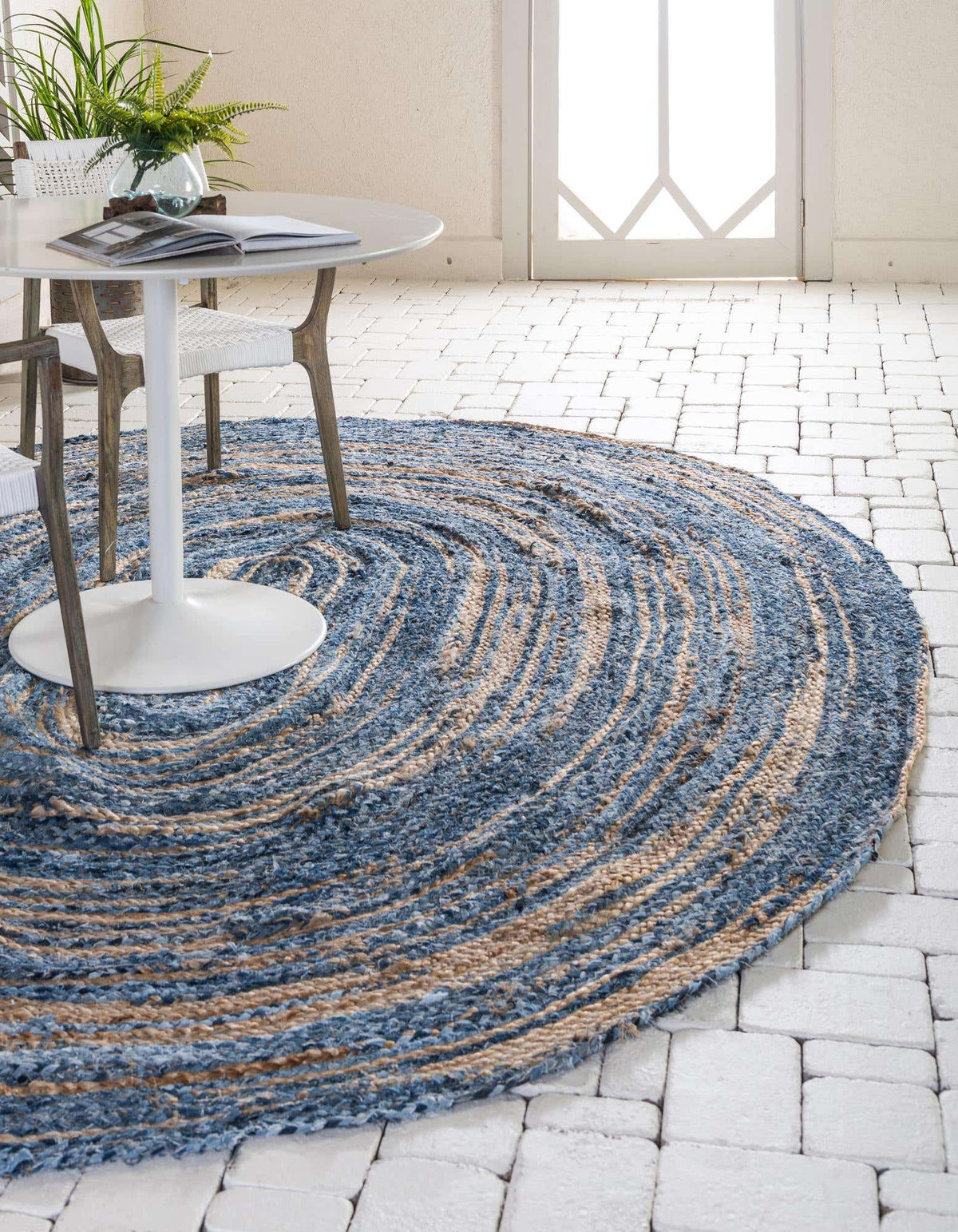 Oval Teppich Braided Chindi in Blau von Hadorn™ - Lifestyle Image