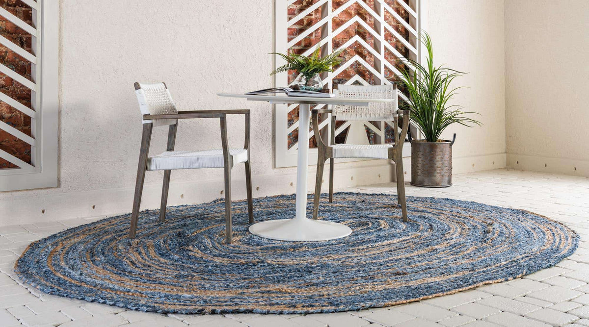 Oval Teppich Braided Chindi in Blau von Hadorn™ - Lifestyle Image