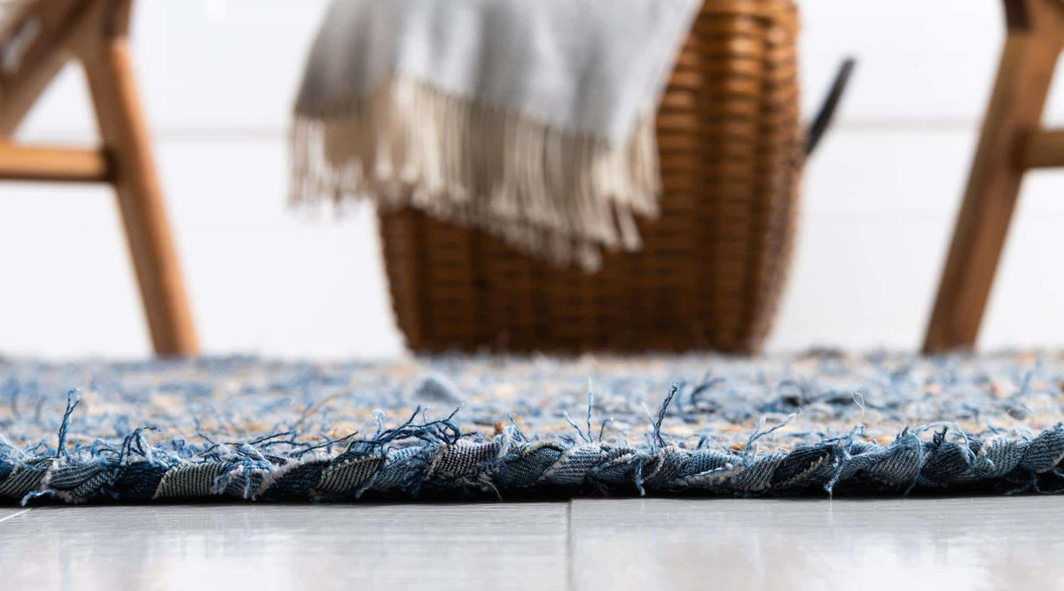 Oval Teppich Braided Chindi in Blau von Hadorn™ - Lifestyle Image