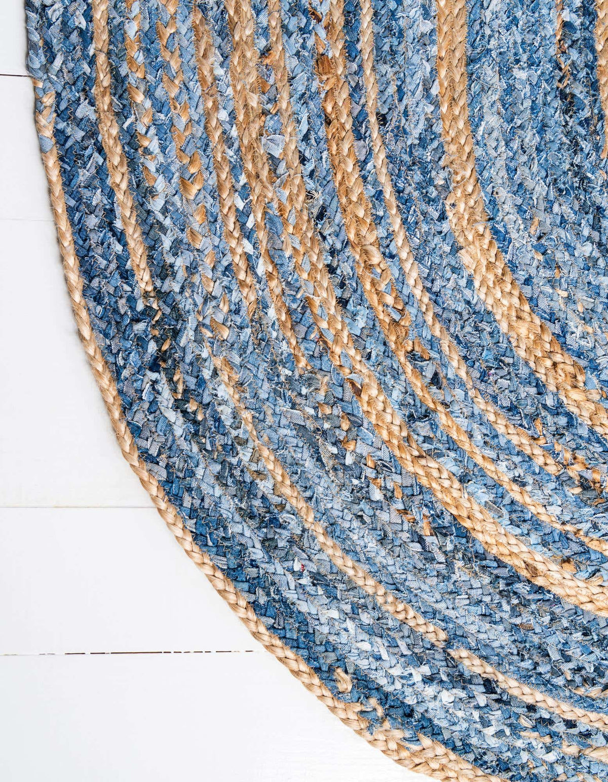 Oval Teppich Braided Chindi in Blau von Hadorn™ - Lifestyle Image