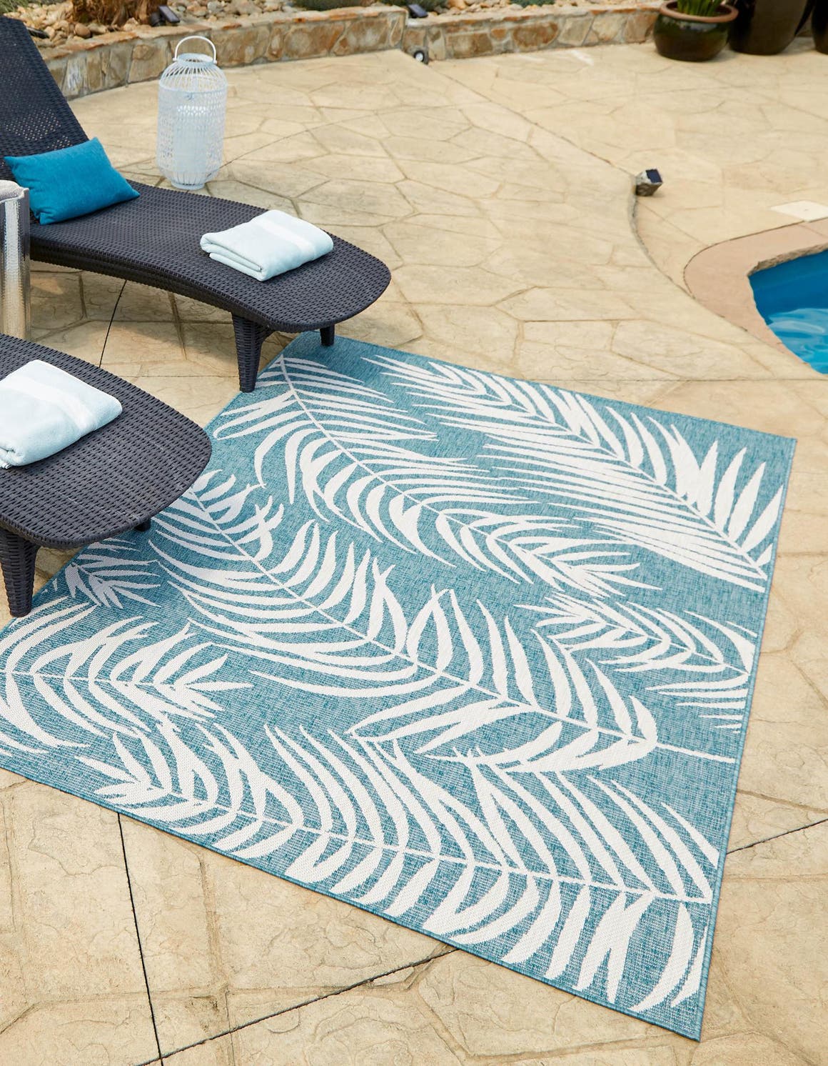 Rechteck Outdoor Teppich Outdoor Botanical in Hellblau von Hadorn™ - Lifestyle Image