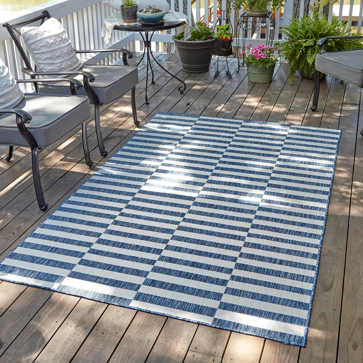 Rechteck Outdoor Teppich Outdoor Striped in Blau von Hadorn™ - Lifestyle Image