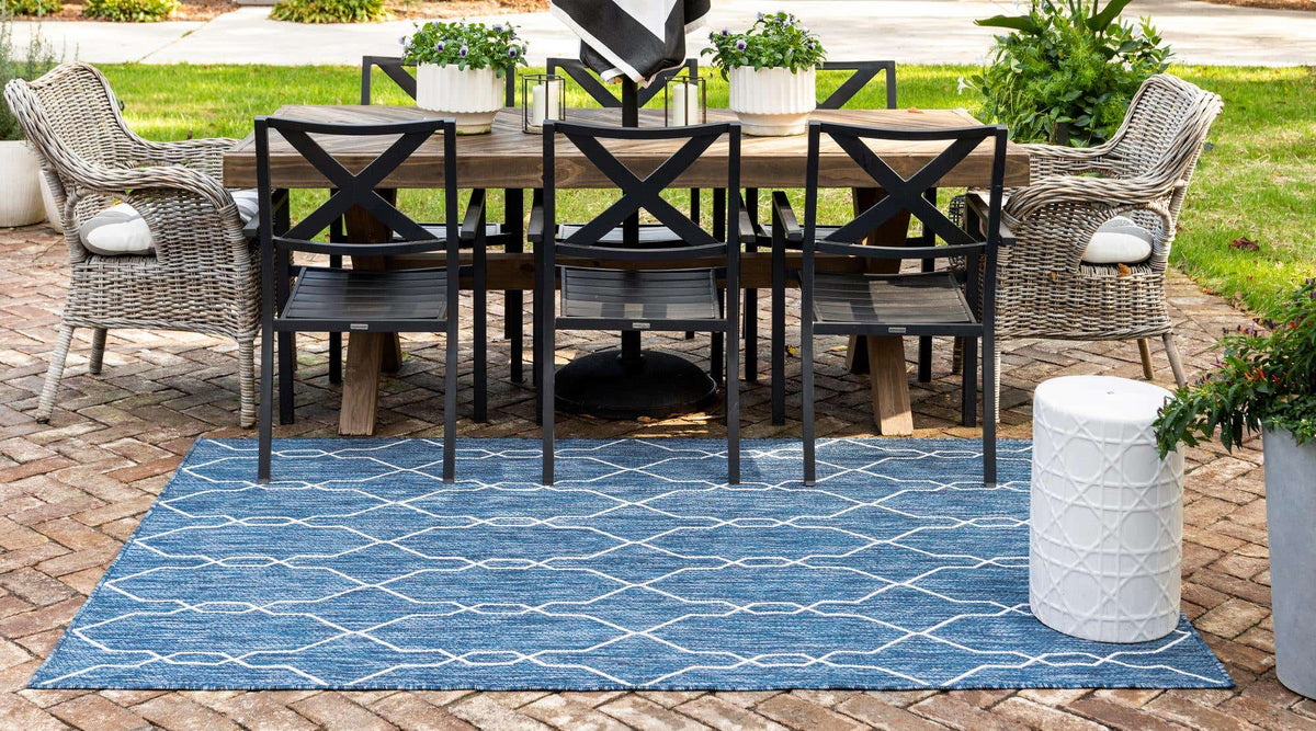 Rechteck Outdoor Teppich Outdoor Trellis in Blau von Hadorn™ - Lifestyle Image