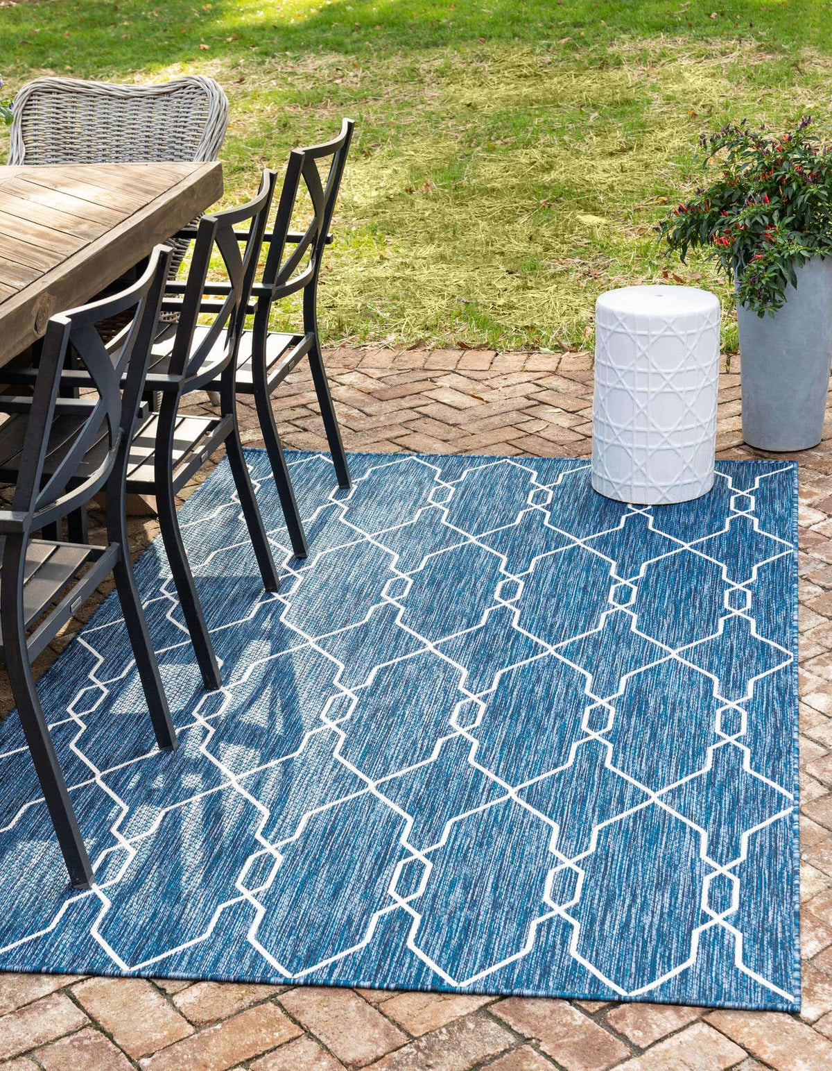 Rechteck Outdoor Teppich Outdoor Trellis in Blau von Hadorn™ - Lifestyle Image