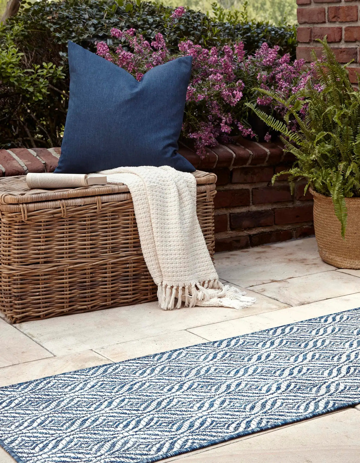 Läufer Outdoor Teppich Outdoor Trellis in Blau von Hadorn™ - Lifestyle Image