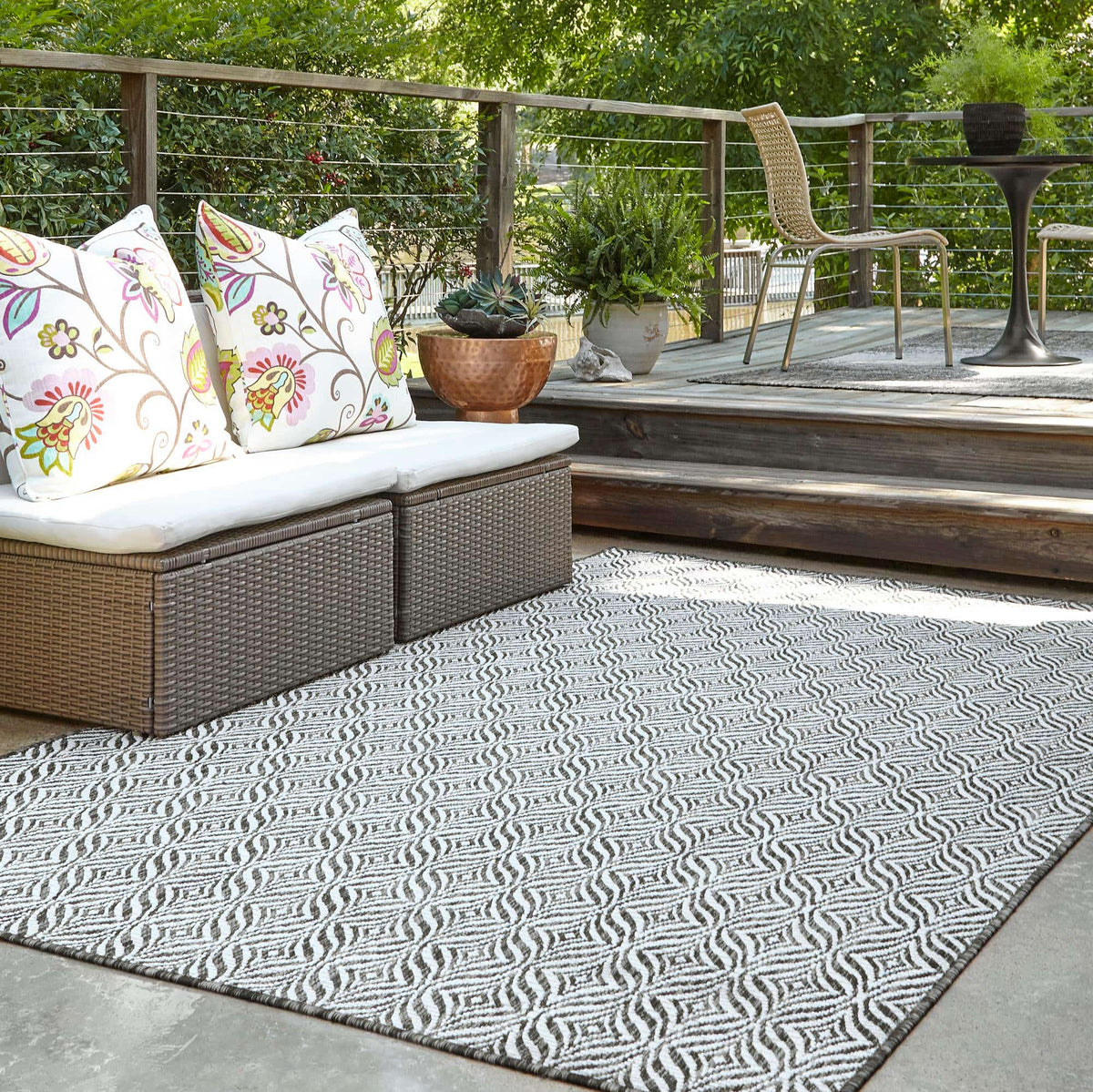 Rechteck Outdoor Teppich Outdoor Trellis in Dunkelgrau von Hadorn™ - Lifestyle Image