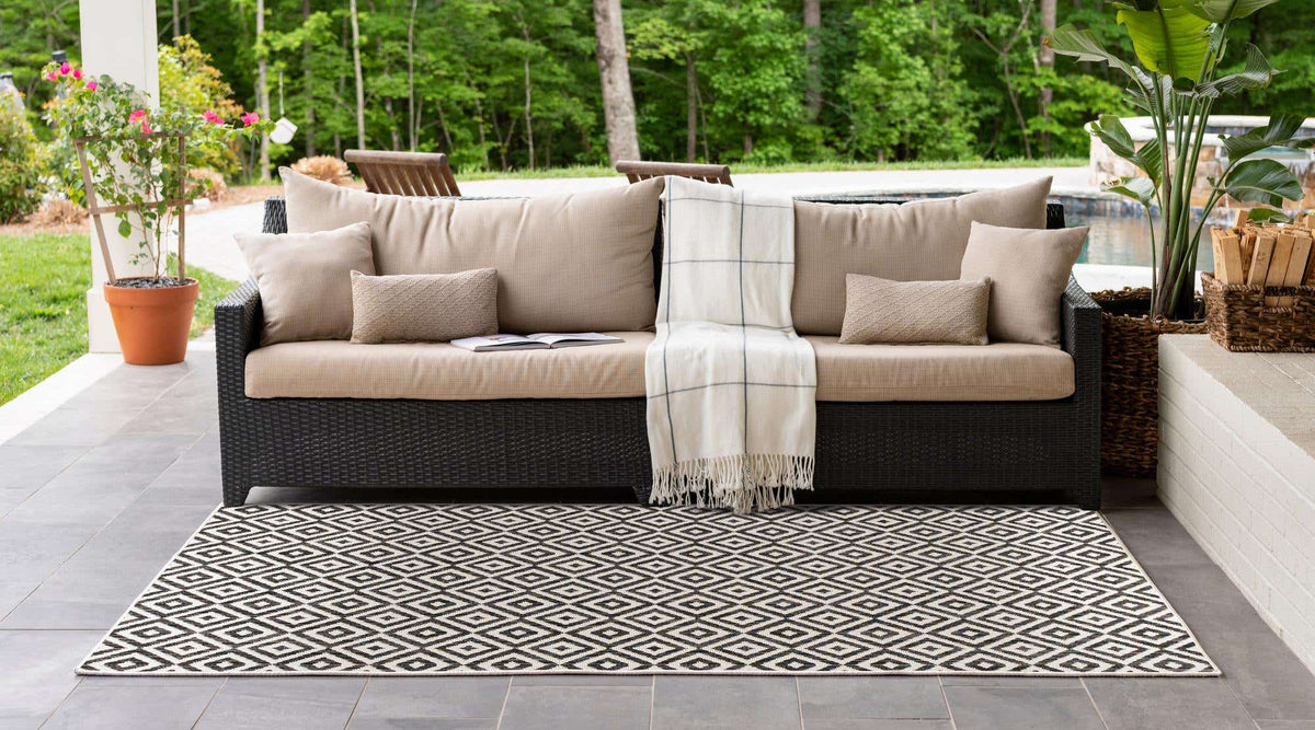 Rechteck Outdoor Teppich Jill Zarin Outdoor in Holzkohlegrau von Hadorn™ - Lifestyle Image