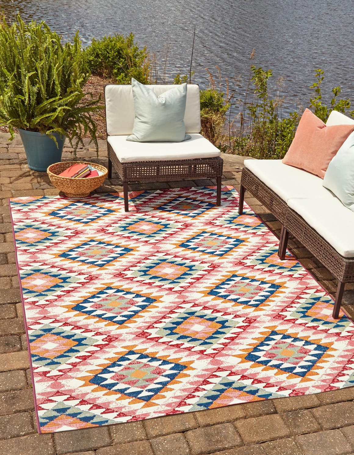 Rechteck Outdoor Teppich Outdoor Southwestern in Mehrfarbig von Hadorn™ - Lifestyle Image